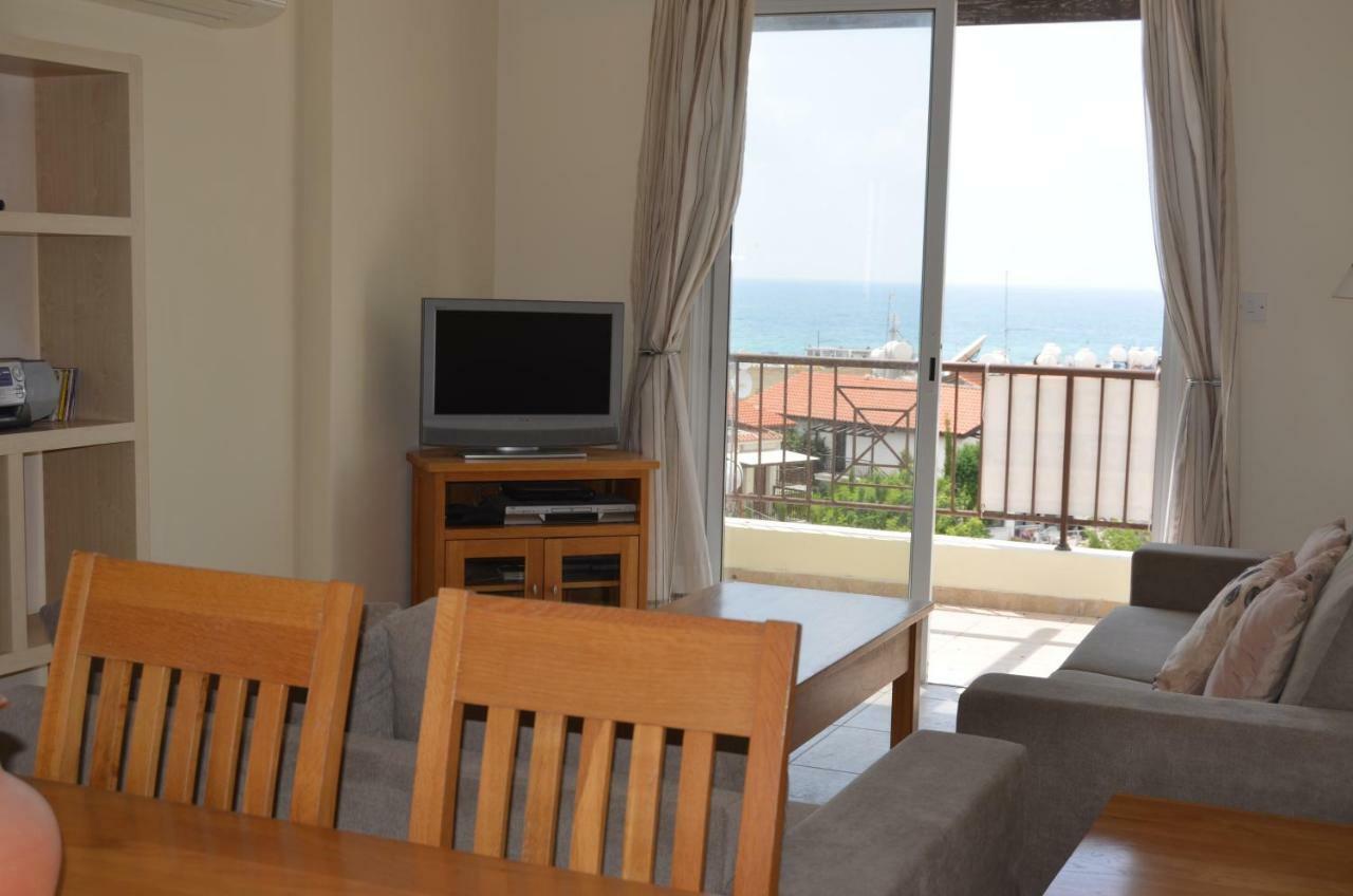 Caiti'S Place Apartment Paphos Bagian luar foto