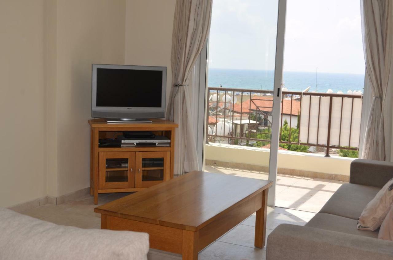 Caiti'S Place Apartment Paphos Bagian luar foto
