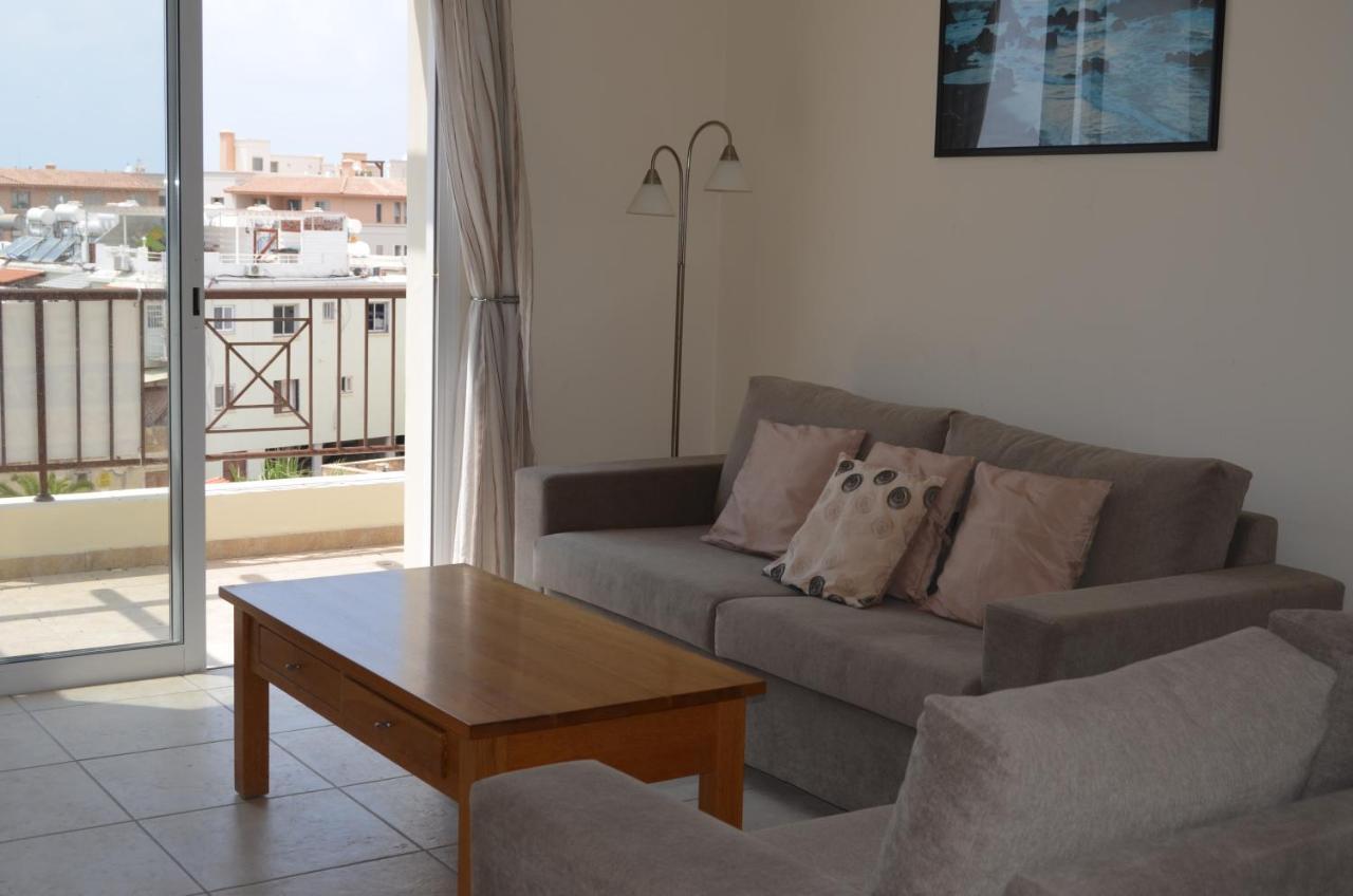 Caiti'S Place Apartment Paphos Bagian luar foto